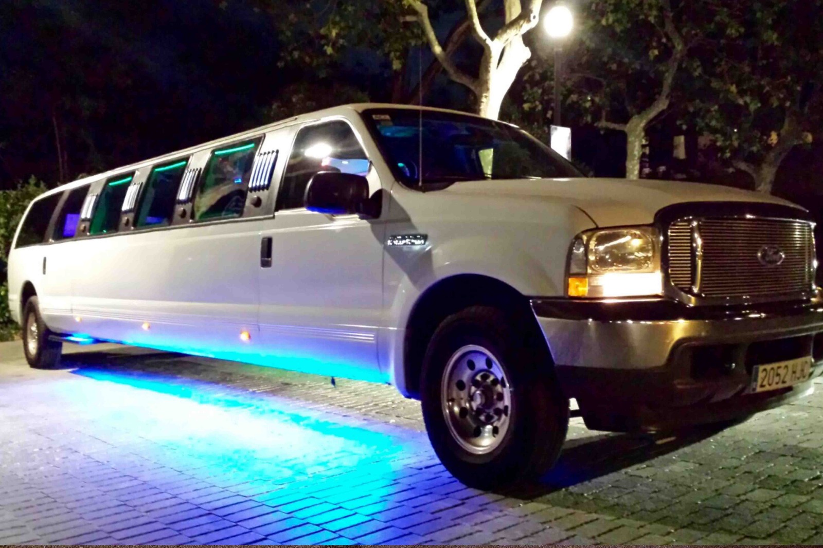 Ford Excursion 4x4 Blanca 2 Ford Excursion 4x4 Blanca - Imagen 2